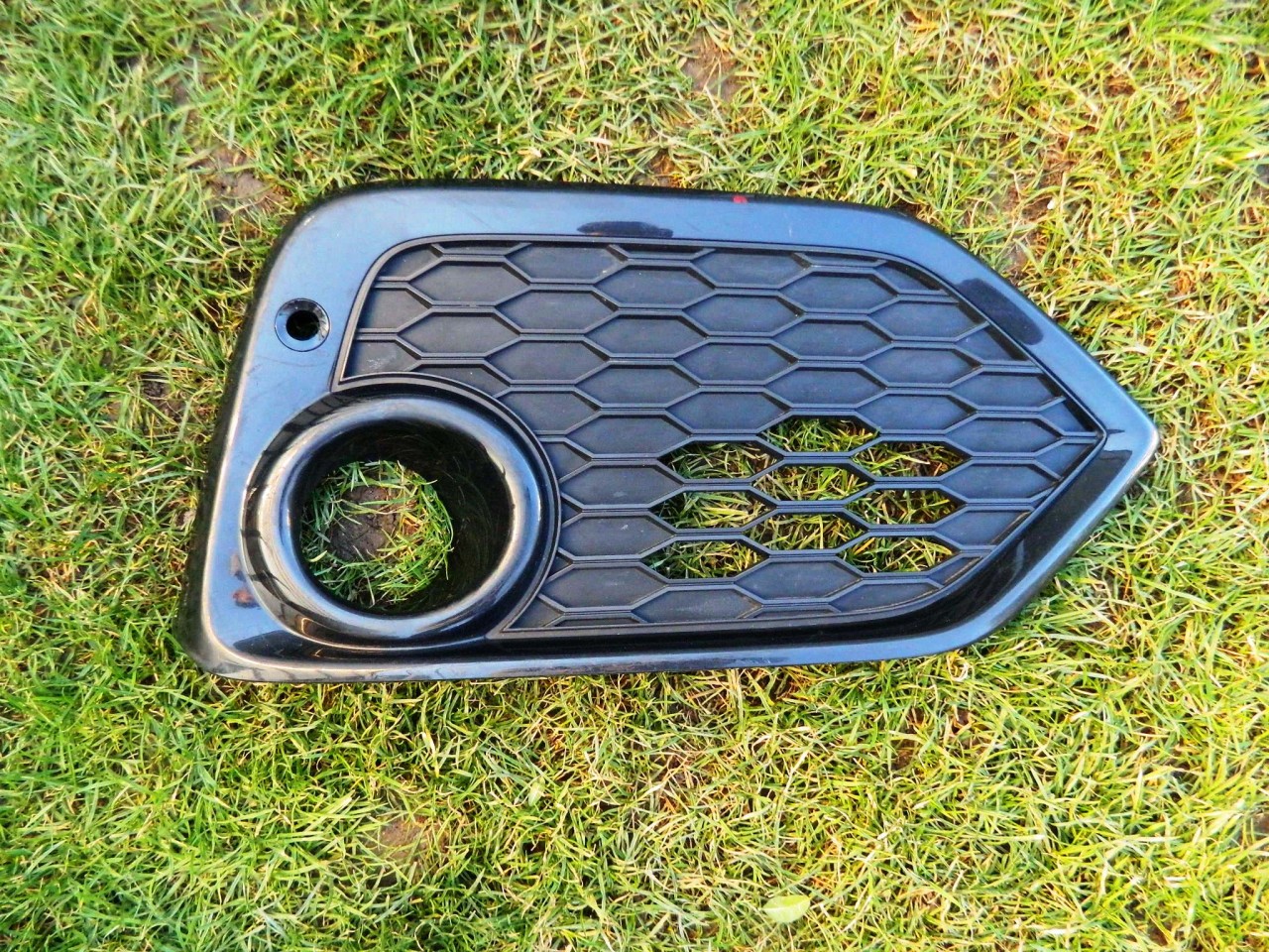 Grila dreapta proiector Honda Civic model 2017-2019 cod 71103-TGG-A2