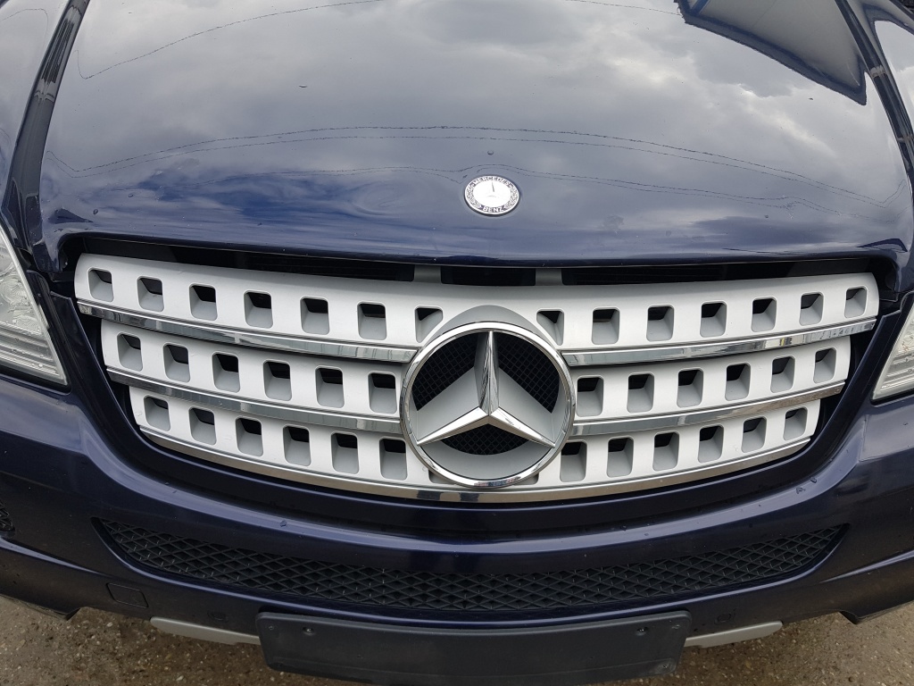 Grila fata cu sigla Mercedes ML W164