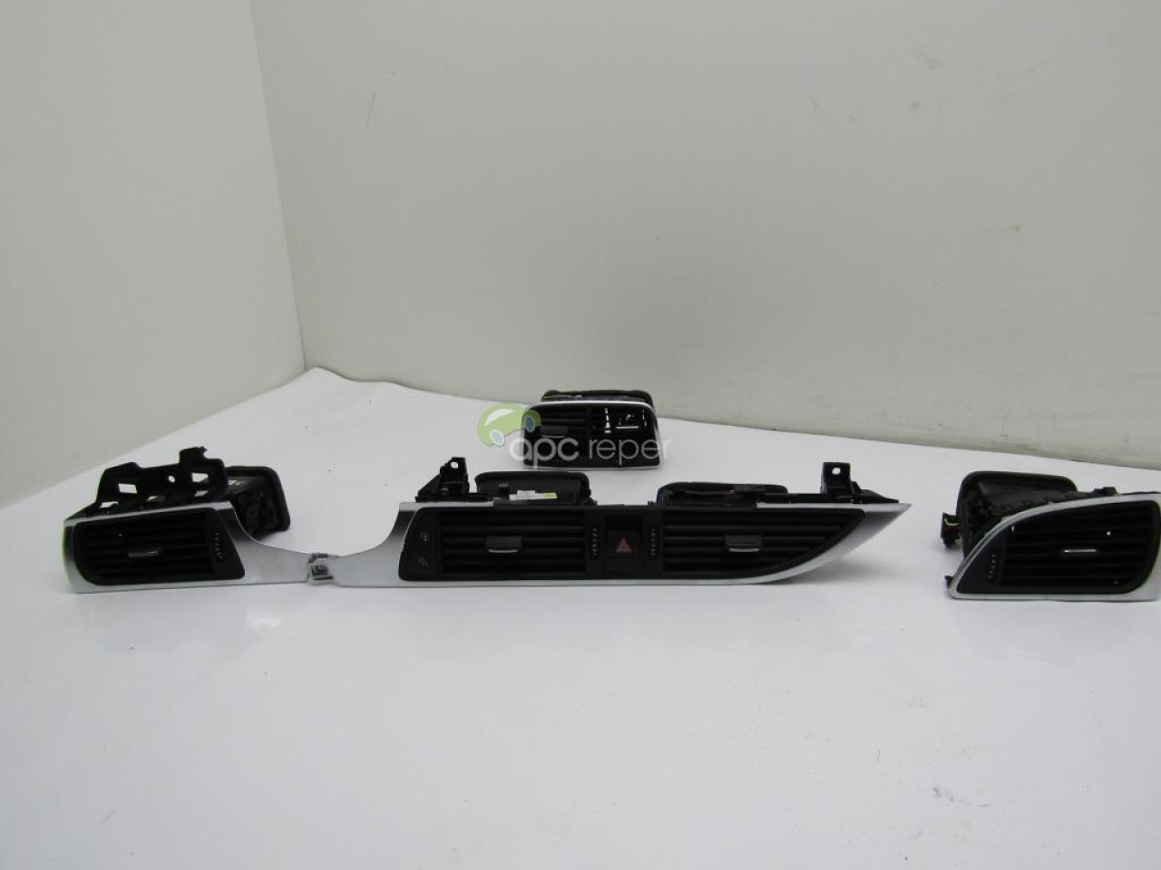Grila fata dreapta Audi A6 4G 2.0 TDI an 2011 cod 4G1820902A