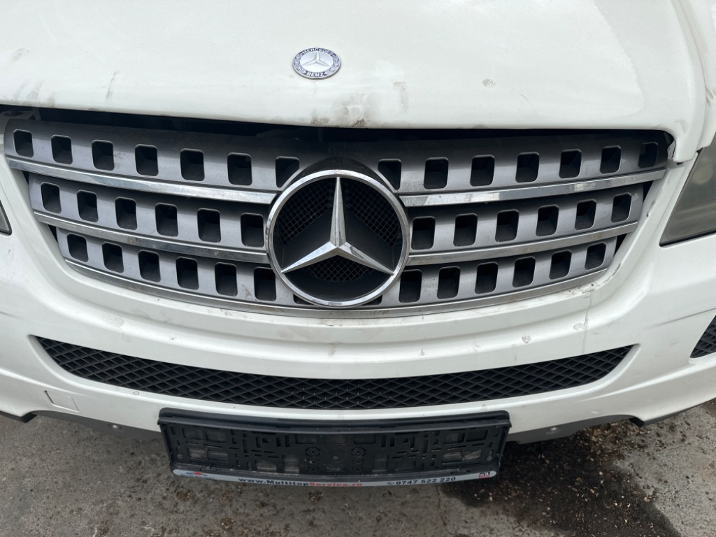 Grila fata Mercedes ml w164 in stare buna, grila capota ml