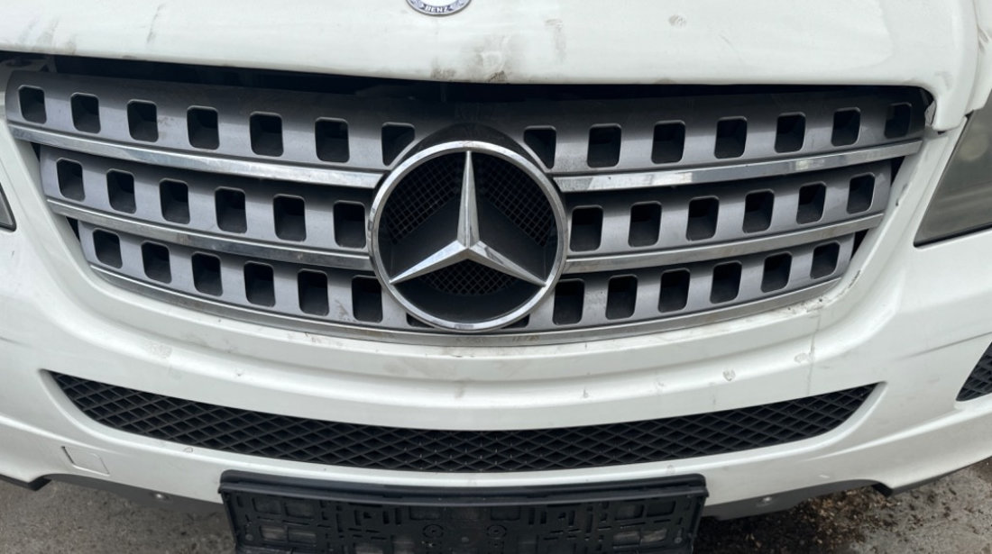 Grila fata Mercedes ml w164 in stare buna, grila capota ml