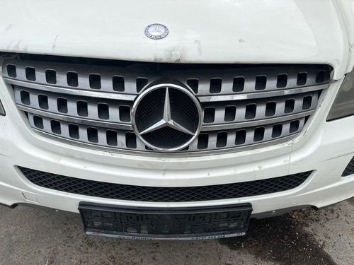Grila fata Mercedes ml w164 in stare buna, grila capota ml
