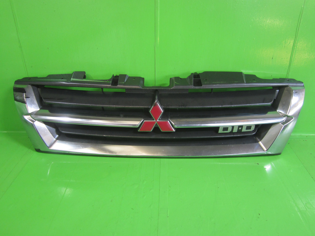 GRILA FATA RADIATOR CU SIGLA MITSUBISHI PAJERO SHOGUN III 4X4 FAB. 1999 – 2007 ⭐⭐⭐⭐⭐