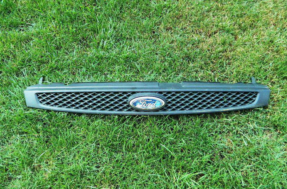 Grila Ford Fiesta Model 2002 cod 2S61-8200