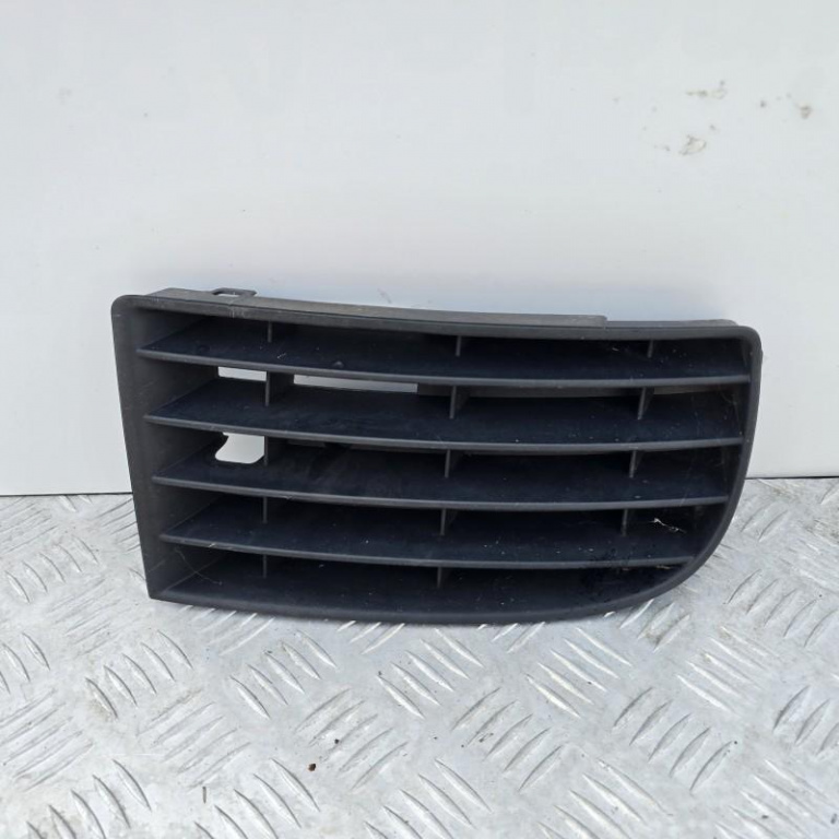 Grila inferioara stanga bara fata Volkswagen Golf 5 2004-2009