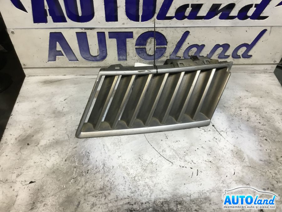 Grila Intre Faruri 8200096824 Stanga Renault VEL SATIS BJ0 2002