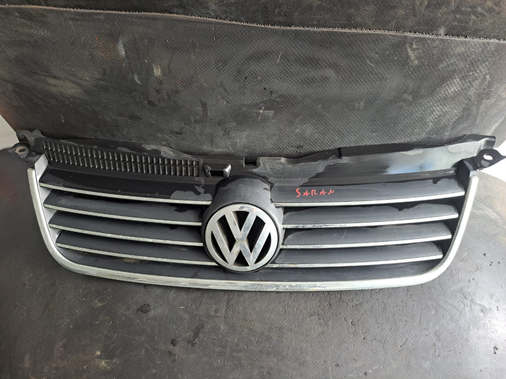 Grila intre faruri cu crom Volkswagen PASSAT 3B3 2000-2005 - COD 3b0853651l