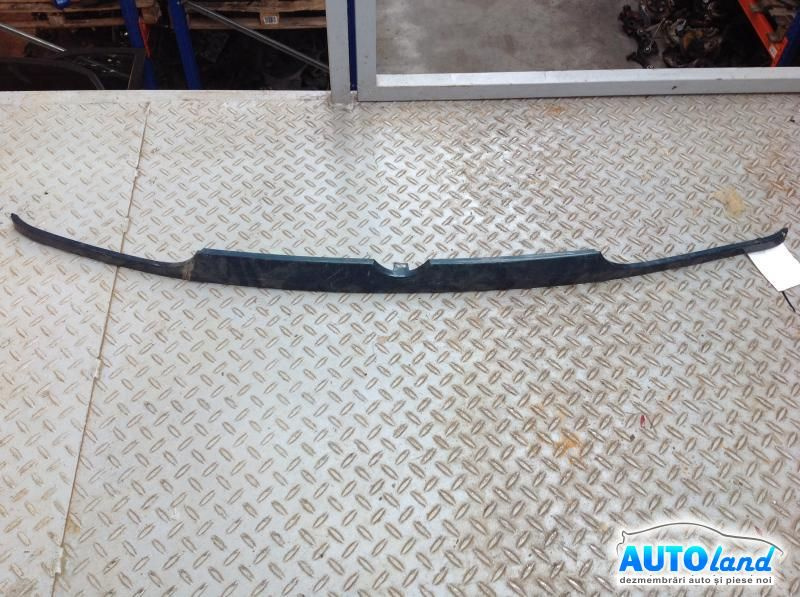 Grila Intre Faruri Doar Partea Metalica Volkswagen GOLF III 1H1 1991-1997