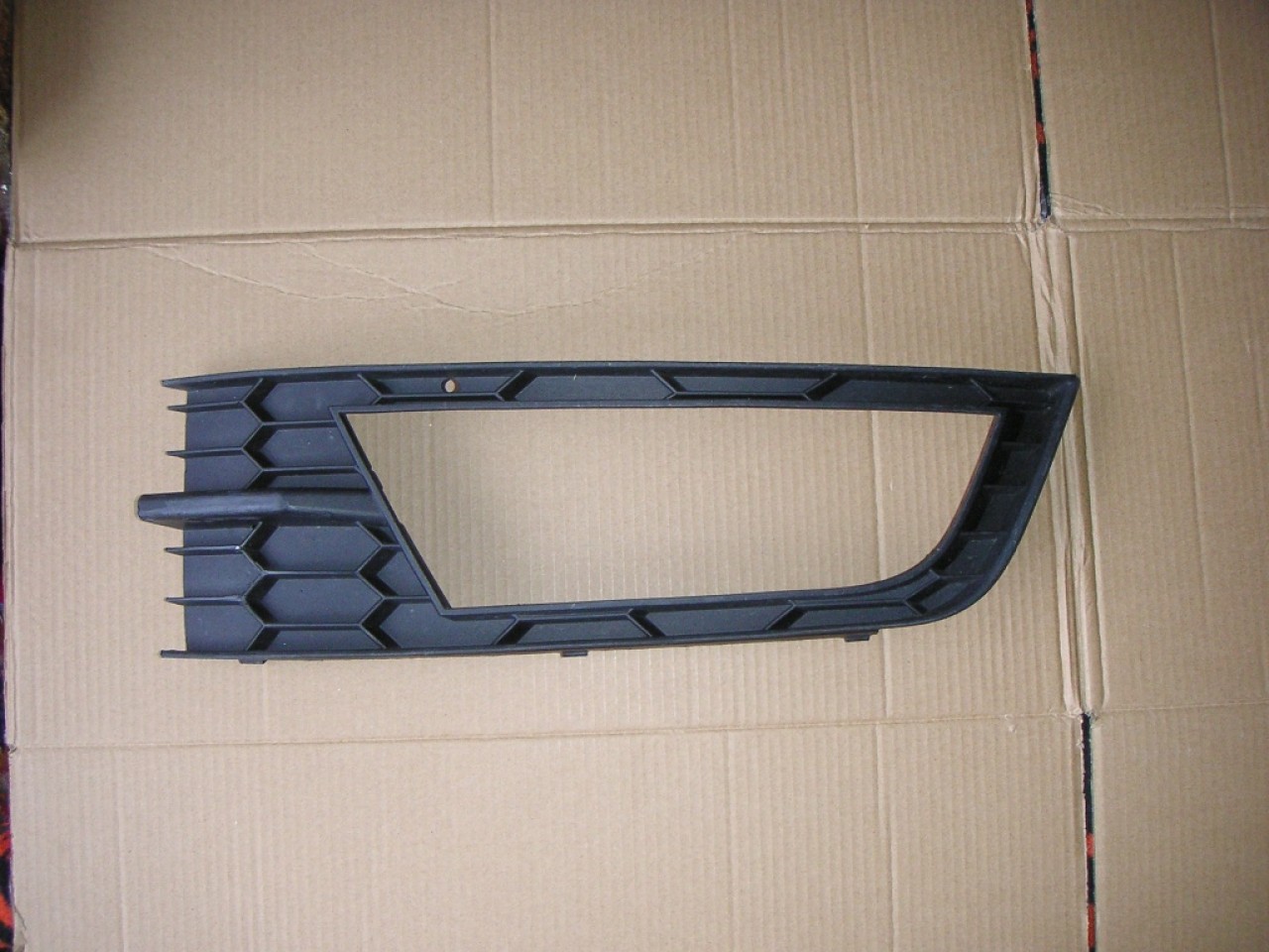 Grila masca proiector stanga Skoda Octavia 3 cod 5E0807681