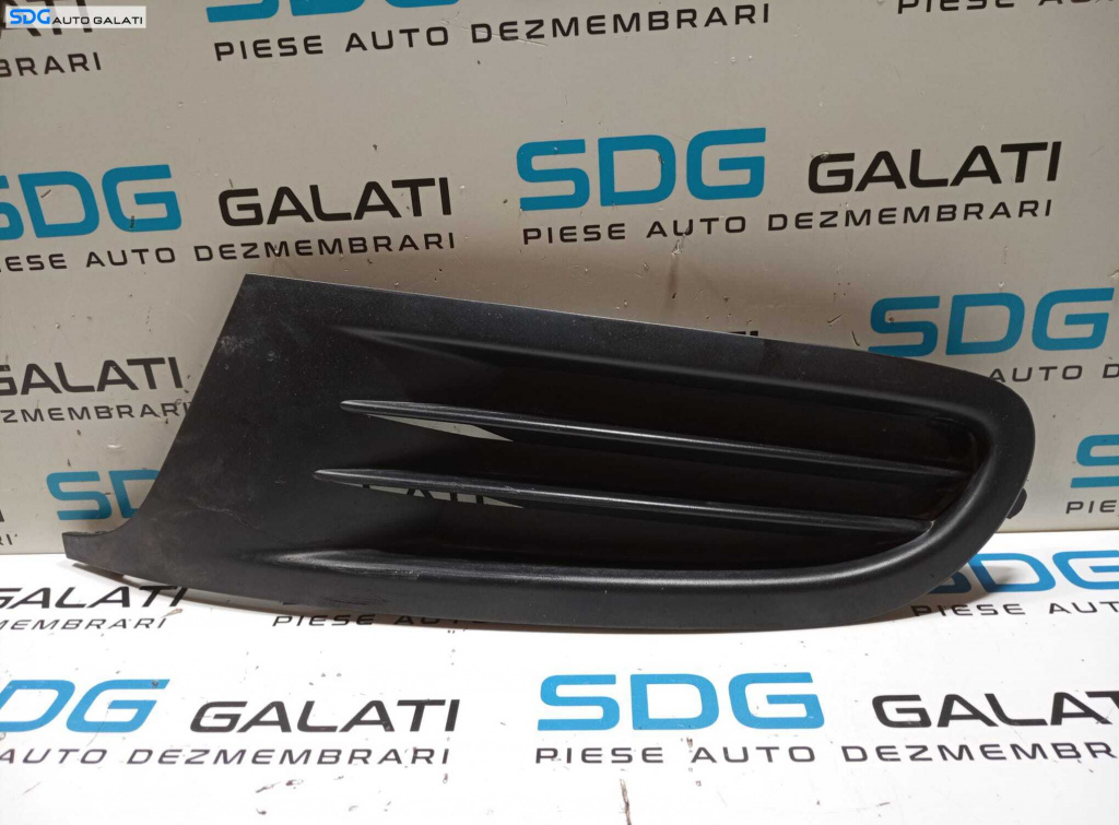 Grila Ornament Plastic Stanga de pe Bara Spoiler Fata Volkswagen Golf 6 2008 - 2014 Cod 1K9853665A 1K9.853.665.A [M6940]