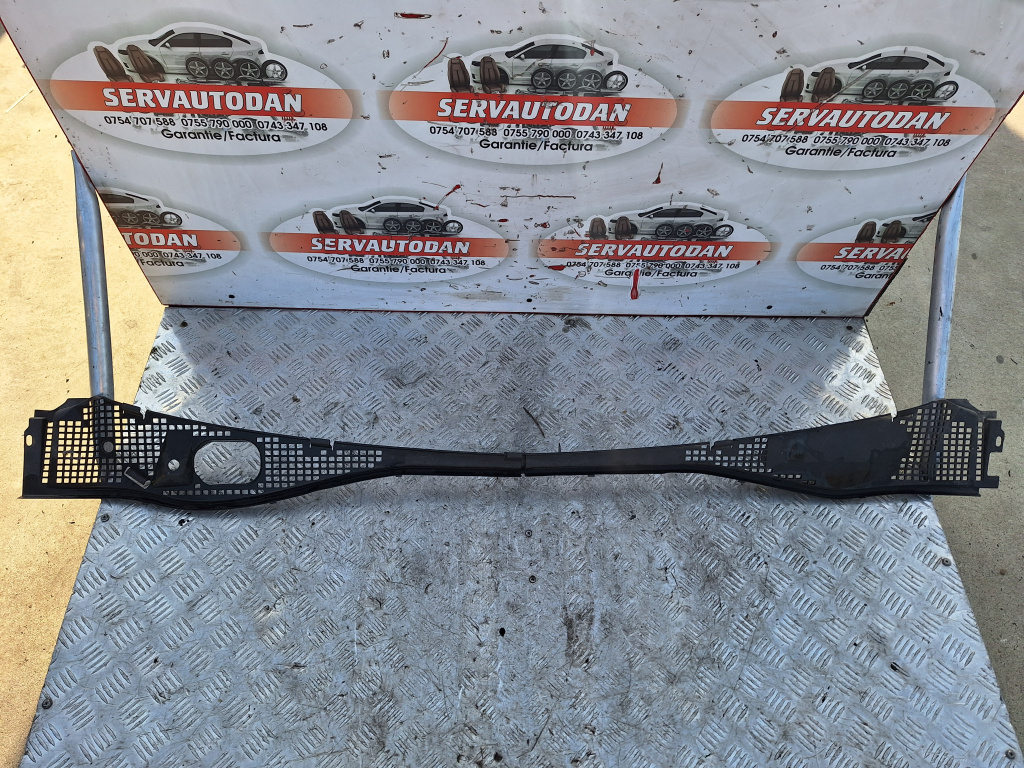Grila parbriz Dacia Duster (2010-2017) 1.5 Motorina 2011, 8200294316