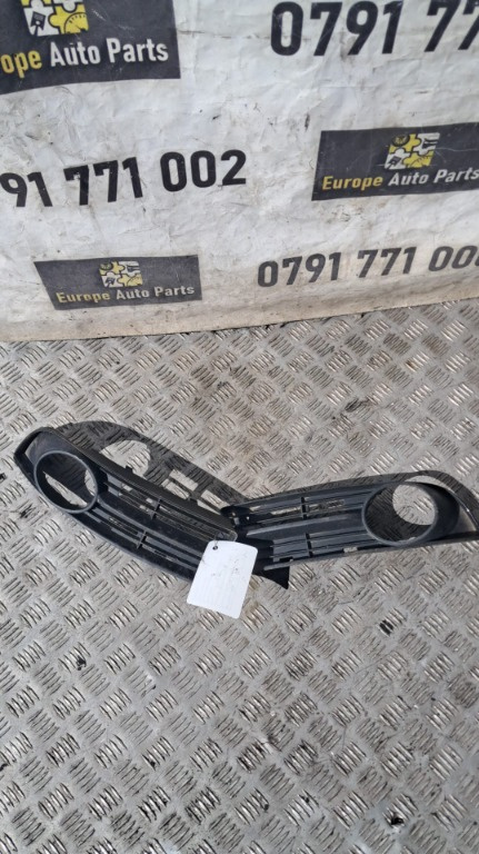 Grila proiector 2.0 TDI VW Touran an 2004 cod 1T0853666A / 1T0853665A