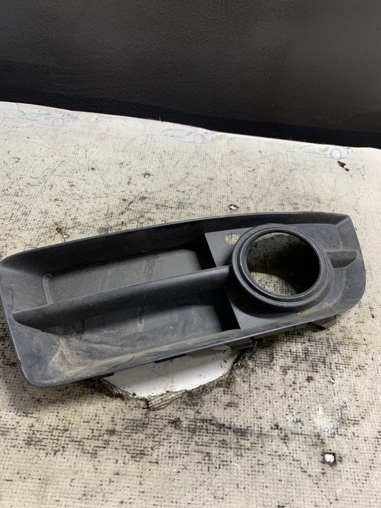 Grila proiector dreapta Audi A3 8V - Motorina 2010, 8P4807682F