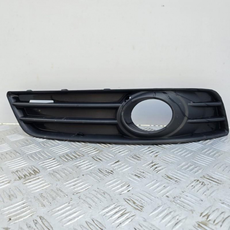 Grila proiector dreapta Audi A3 facelift 2008-2013 8P1