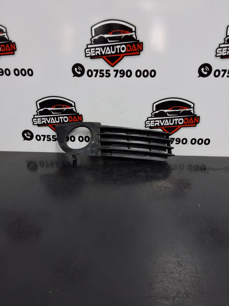 Grila proiector dreapta Audi A6 (1997-2004) [4B, C5] 1.9 Motorina 2002, 4B0807682AA