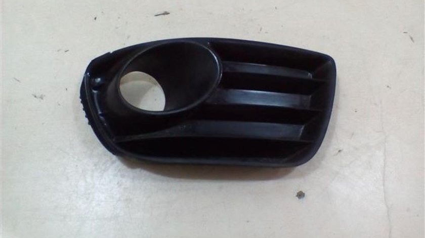 Grila proiector dreapta Fiat Punto An 1999 2000 2001 2002 2003 2004 2005 cod 735335561