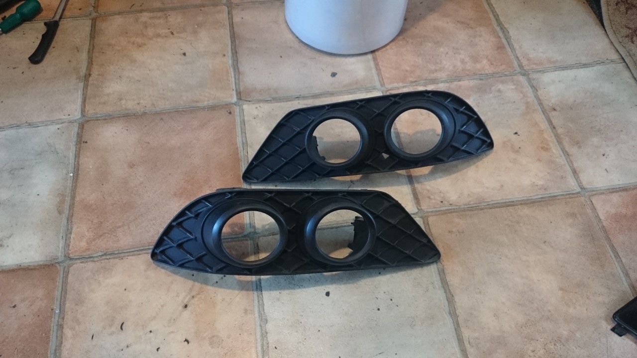 Grila proiector dreapta Mercedes W204 C-class  cod A2048802924
