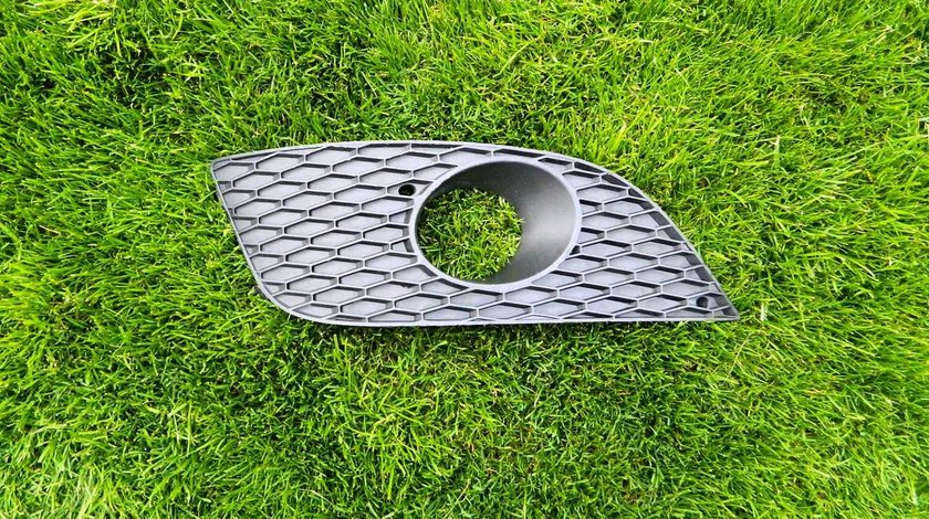 Grila proiector dreapta Seat Leon model 2009-2013 cod 1P0853666E