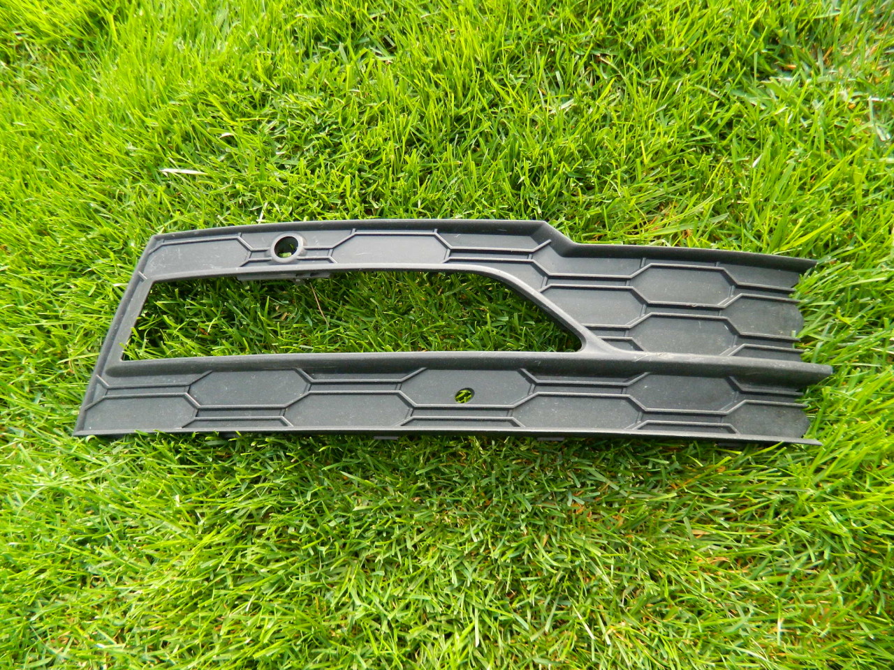 Grila proiector dreapta Skoda Octavia 4 model 2020 2021 2022 2023 cod 5E3807682A
