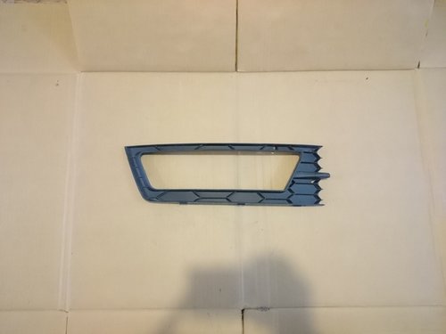 Grila proiector dreapta Skoda Rapid (2011-2018) cod 5JA807682