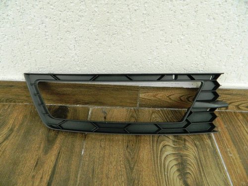 Grila proiector dreapta Skoda Rapid cod 5JA807682