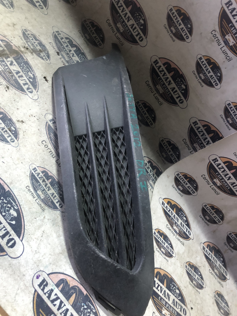 Grila proiector dreapta Volkswagen Jetta 2012