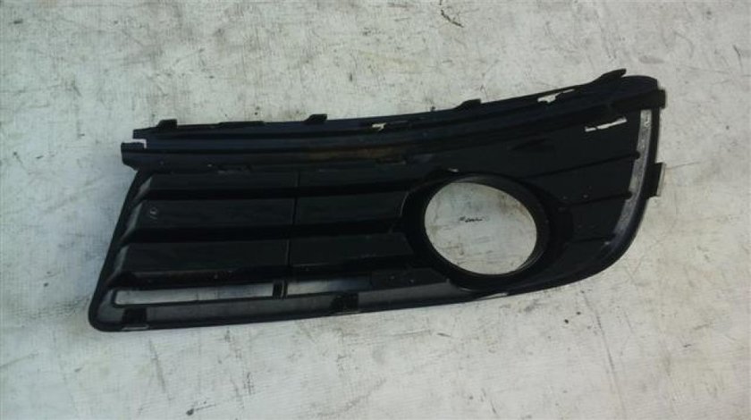 Grila proiector dreapta Volkswagen Jetta An 2005-2010 cod oem 1K0853666H