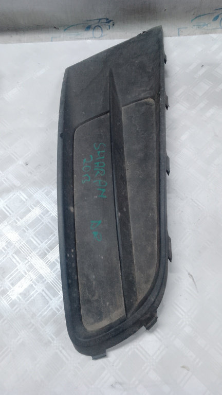 Grila proiector dreapta Volkswagen Sharan - Motorina 2012, 7N0853666