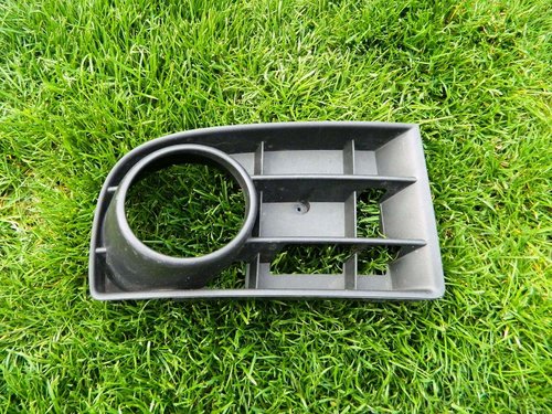 Grila proiector dreapta VW Golf 5 model 2003-2009 1K0853666C