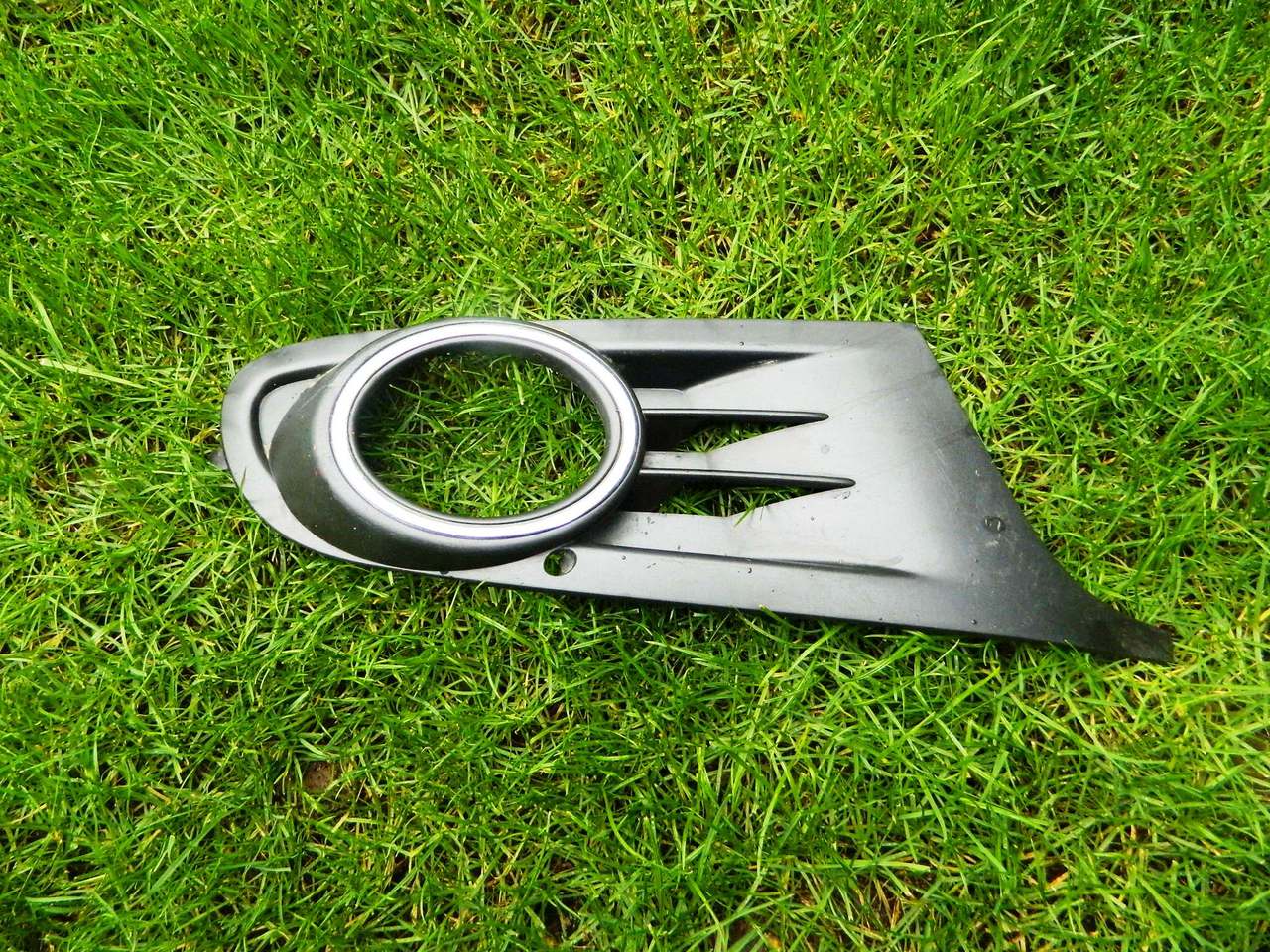 Grila proiector dreapta VW Golf 6 cod 5K0853666
