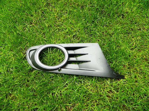 Grila proiector dreapta VW Golf 6 cod 5K0853666