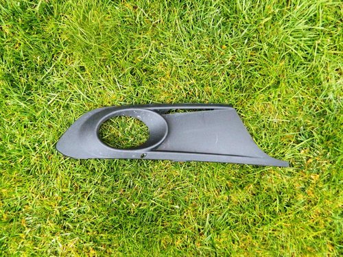 Grila proiector dreapta VW Jetta model 2011 cod 5C6853666