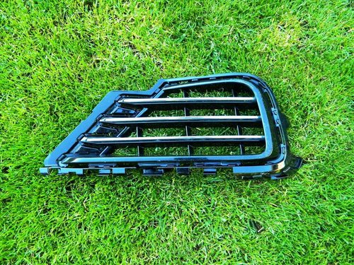 Grila proiector dreapta VW Touareg model 2015-2016 cod 7P6853666G