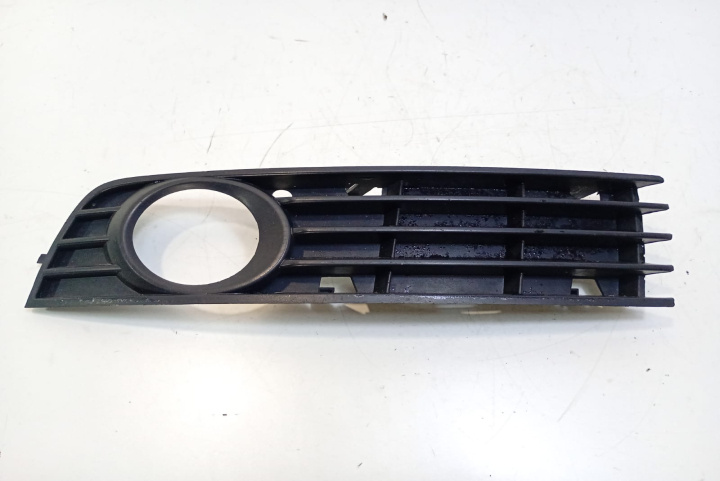 Grila proiector stanga 8E0807681A Audi A4 B6 [2000 - 2005]