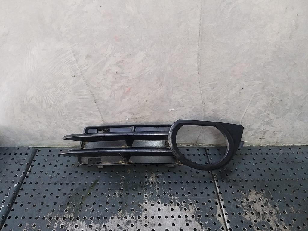 Grila proiector stanga audi a3 8p 8p4807681b