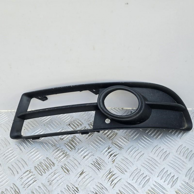 Grila proiector stanga Audi A4 2001-2004 8E2, B6 8E0807681