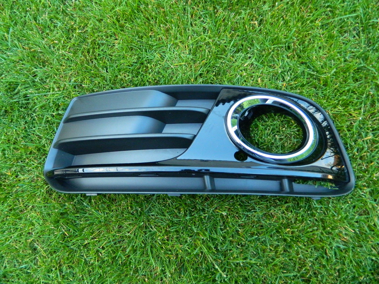 Grila proiector stanga Audi Q5 model 2012-2015 cod 8R0807681M