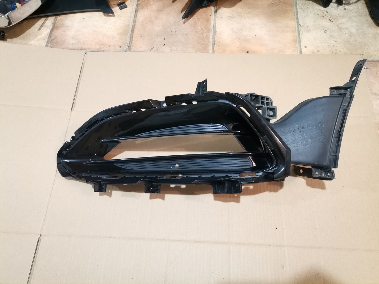 Grila proiector stanga Hyundai I40 Facelift (2015-2019) cod XE86553-3Z510