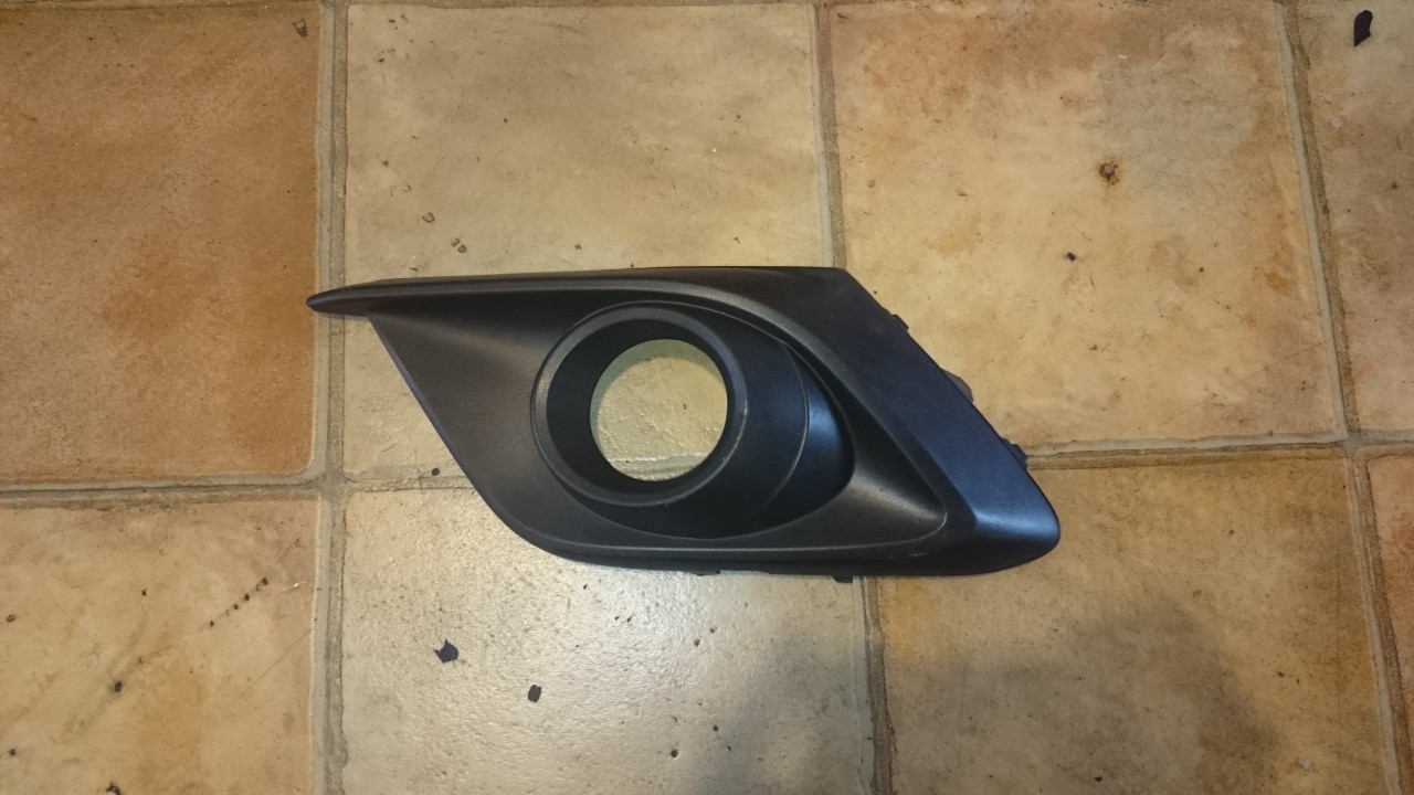 Grila proiector stanga Mazda 3 (2013-2015) cod BJS8-50C21