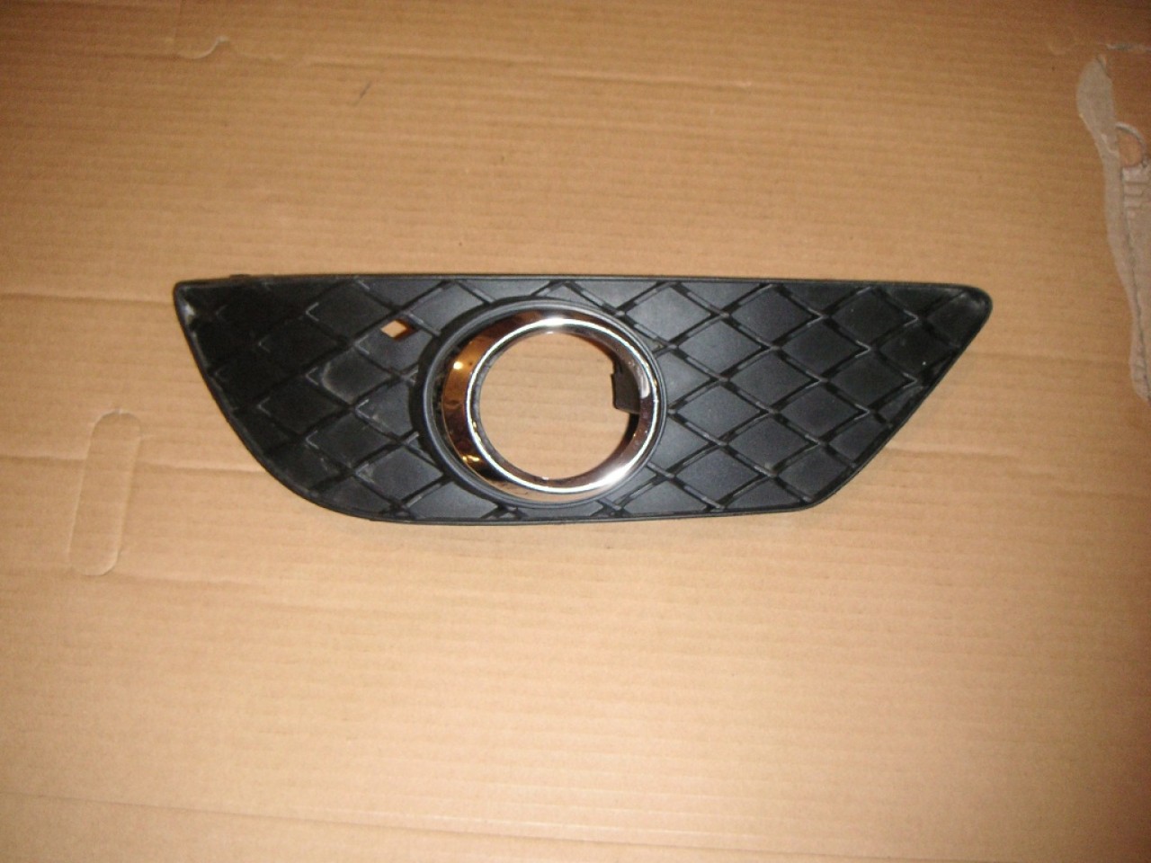 Grila proiector stanga Mercedes Benz W204 cod A2048803024