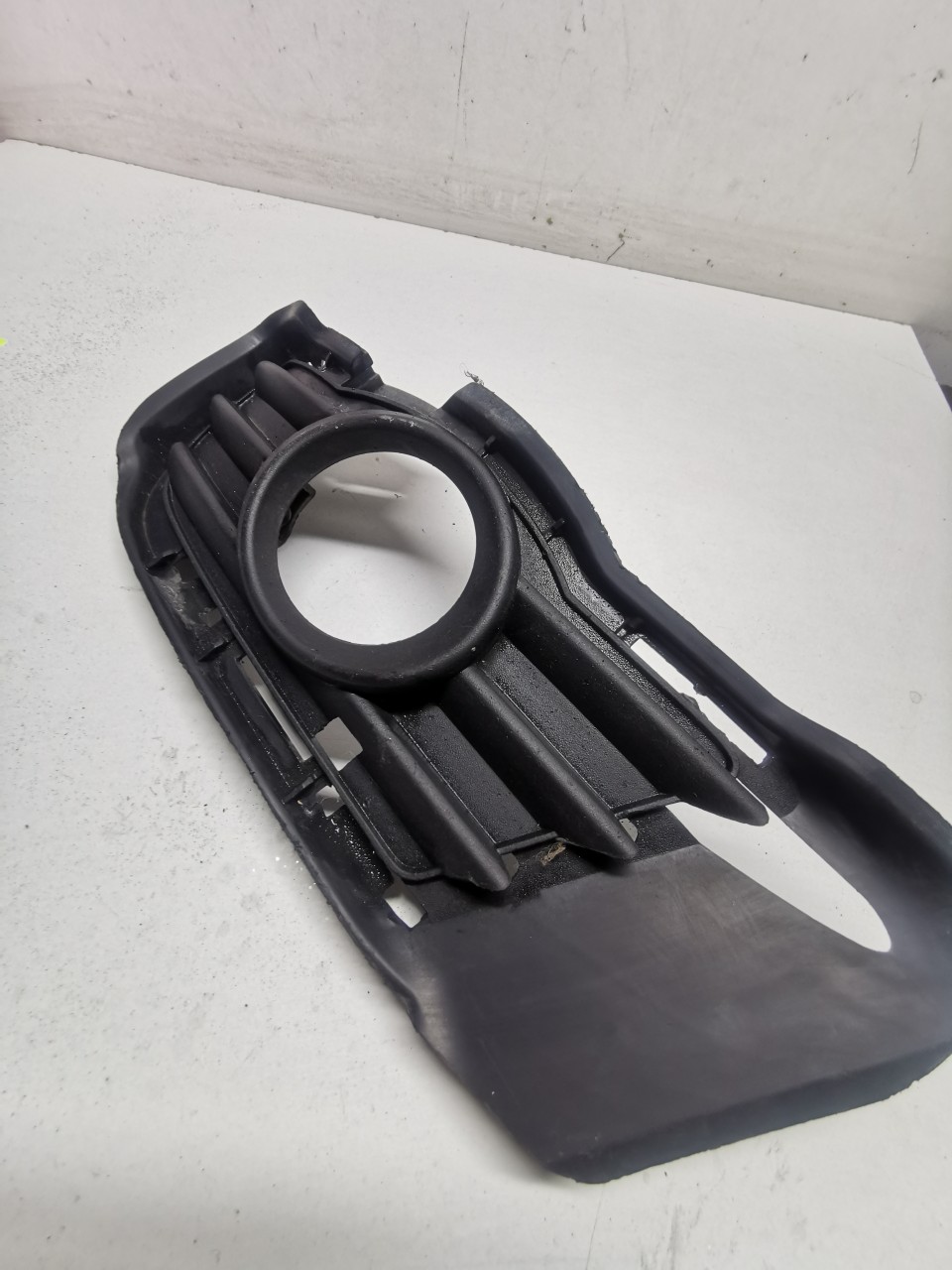 Grila proiector stanga Mercedes C-class W204 A2048850123