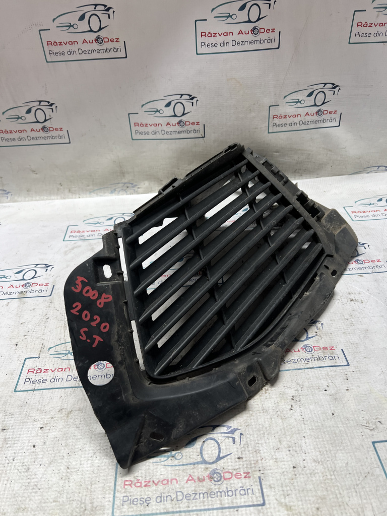 Grila proiector stanga Peugeot 5008 2020, 9810870377