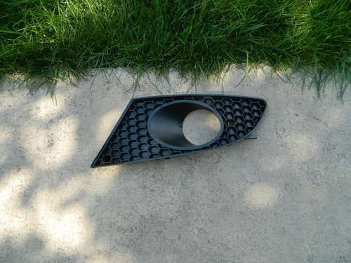 Grila proiector stanga Seat Leon Model 2007 cod 1P0853665A