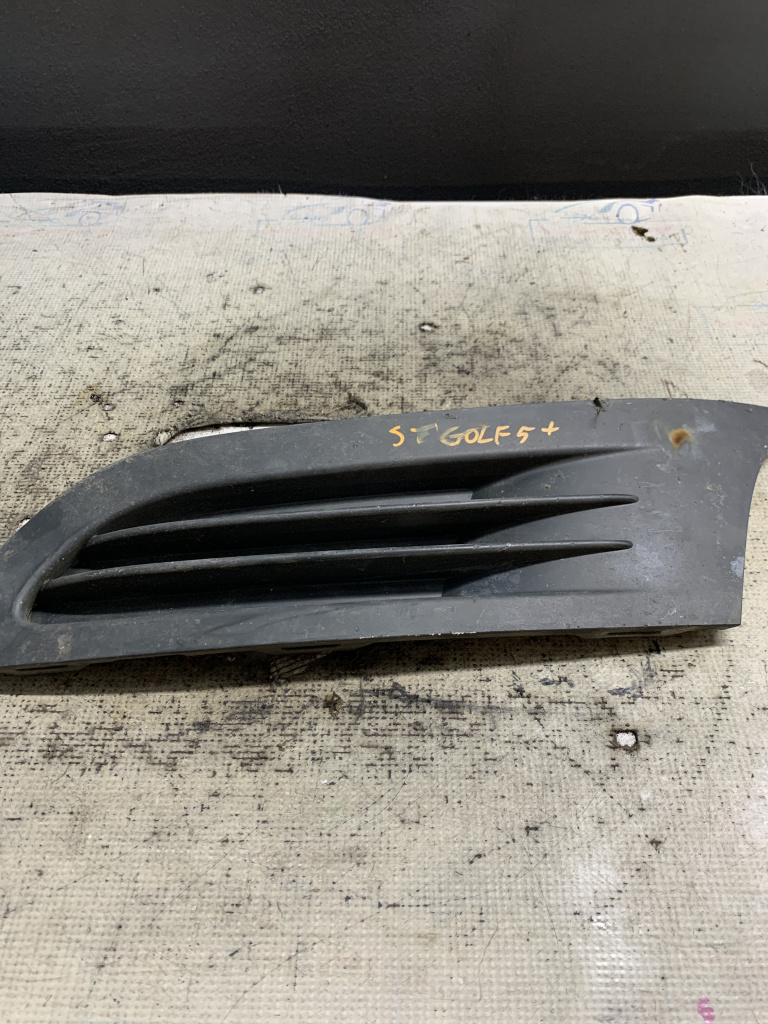 Grila proiector stanga Volkswagen Golf 5 Plus - Motorina 2007, 5M0853665M