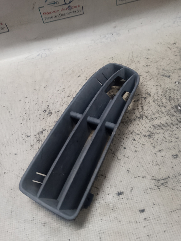 Grila proiector stanga Volkswagen Jetta 2012