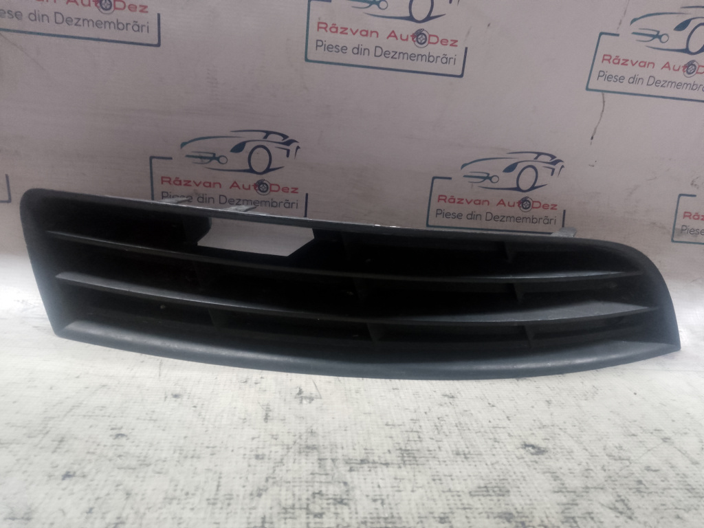 Grila proiector stanga Volkswagen Passat B6 2006