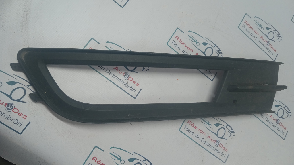 Grila proiector stanga Volkswagen Passat B8 2016
