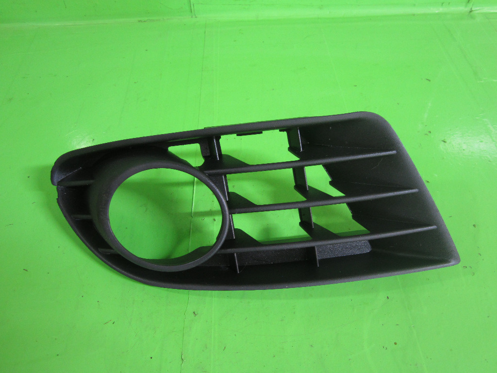 GRILA PROIECTOR STANGA VW GOLF 5 PLUS FAB. 2006 - 2009 ⭐⭐⭐⭐⭐