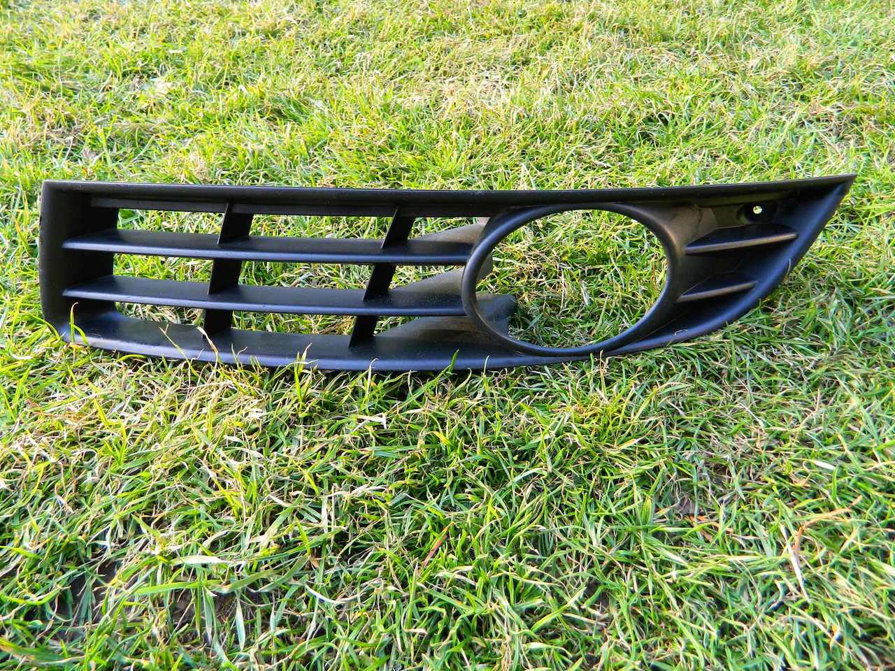 Grila proiector stanga VW Passat B6 model 2005-2010 cod 3C0853665A