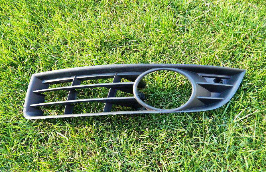 Grila proiector stanga VW Passat B6 model 2005-2010 cod 3C0853665A